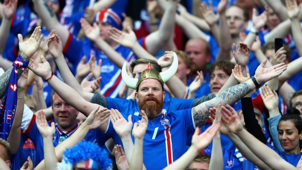 Исландские болельщики устроили перформанс с кличем викингов в центре Москвы