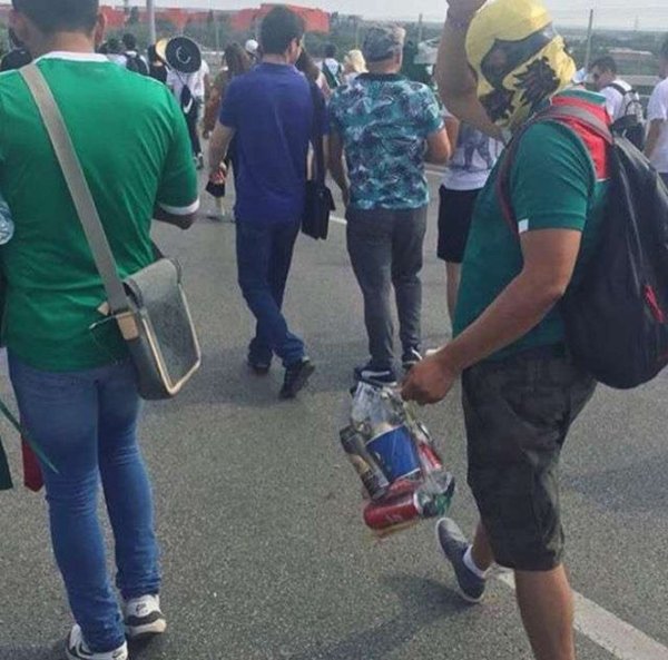Ростовчан растрогал собирающий мусор на улицах города мексиканский болельщик